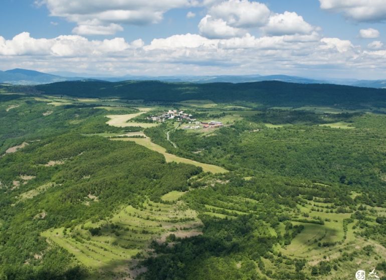 Madačka – 190 683 m2 LESY a POĽNOHOSPODÁRSKA pôda  - Letecký pohľad na poľnohospodárske a lesné pozemky v Ábelovej obklopené lesmi a lúkami.
