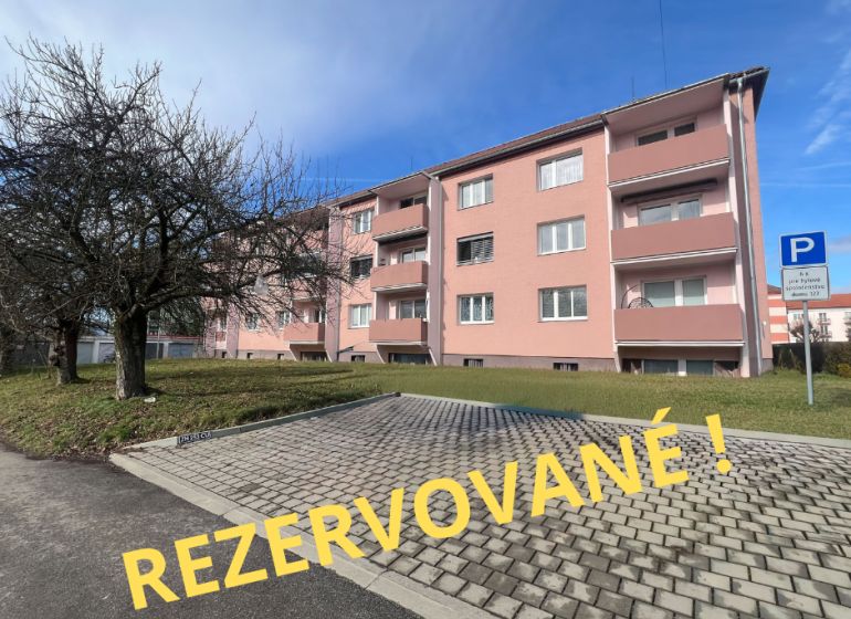 Na predaj 3-izbový byt s loggiou – Žiar nad Hronom, ul. D. Hrdinov - Bytový dom na ulici Dukelských hrdinov v Žiari nad Hronom. Rezervované parkovacie miesto.