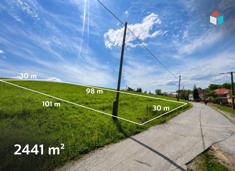 Priestranný stavebný pozemok 2 441 m² vo Finticiach - Pozemky - bývanie v Finticiach s rozlohou 2441 m², vedľa cesty pod modrou oblohou.