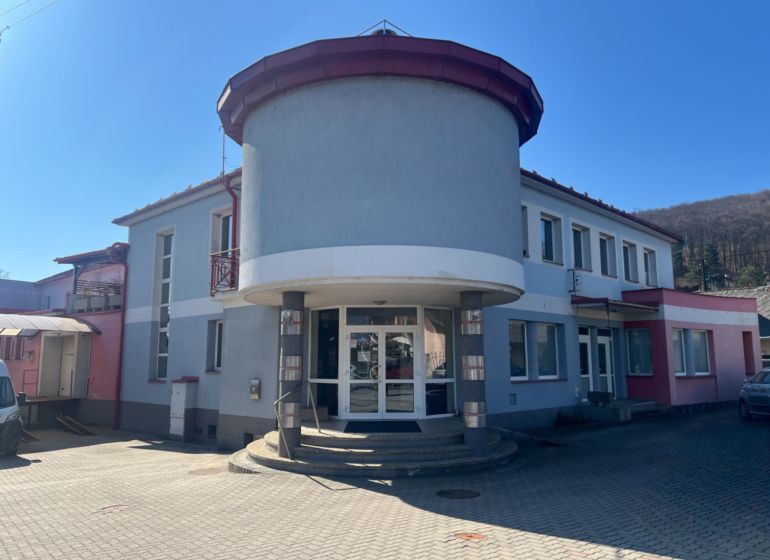 Sklad + kancelárie 1349 m² logistický objekt s rampami -Banská Bystria - Budova s oblúkovým vchodom v Kremničke, Banská Bystrica, slúžiacu pre sklady a haly.