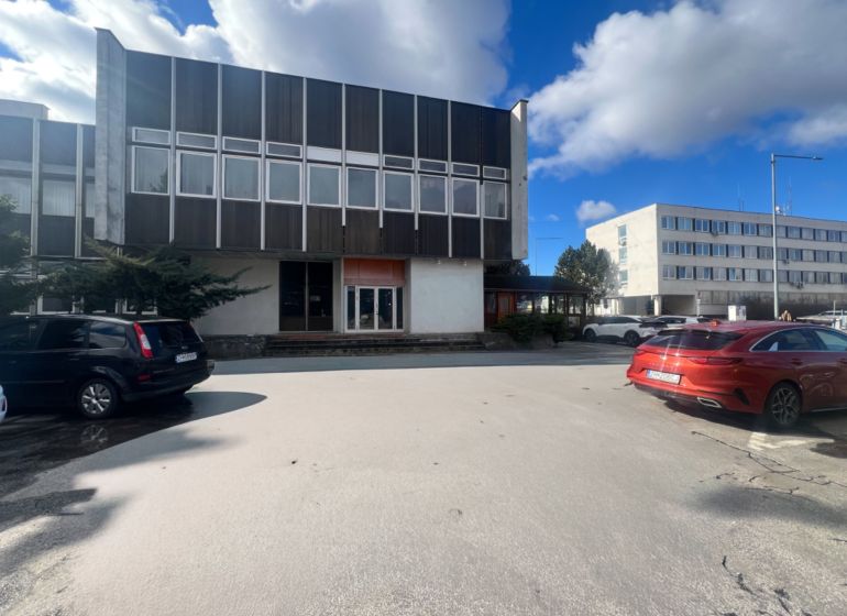 Komerčné priestory pri hlavnej ceste s parkoviskom -Žiar nad Hronom - Budova s parkoviskom v SNP, Žiar nad Hronom, okres Žiar nad Hronom, Banskobystrický kraj.