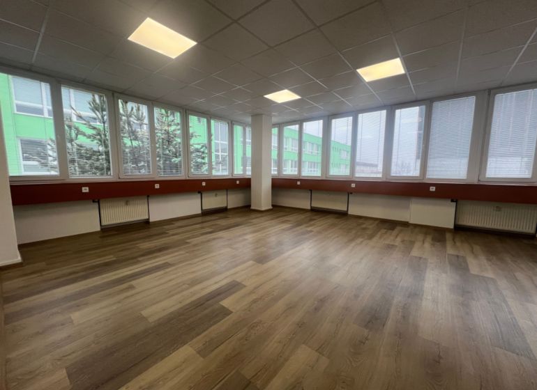 Prenájom kancelárske priestory 39,6 m² -B. Bystrica, Zvolenská cesta - Veľké kancelárske priestory s podlahou s dreveným dekorom a veľkým oknami.