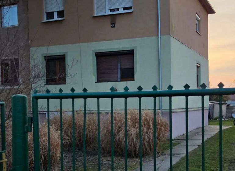PREDAJ : 3 IZBOVÝ BYT V ZEMIANSKEJ OLČI  - Dom obklopený zeleňou s plotom v Zemianskej Olči, 3-izbový byt na druhom poschodí.