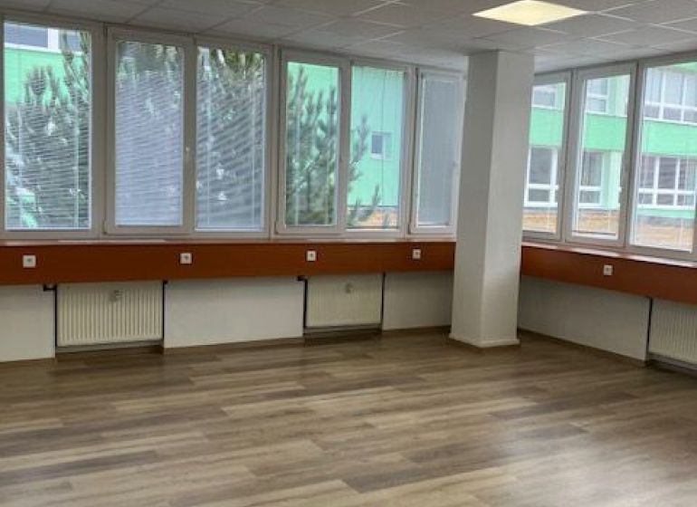 Na prenájom kancelárske priestory 66,6 m² - Banská Bystrica, Zvolenská - Kancelárie s podlahou s dreveným dekorom a veľkými oknami.