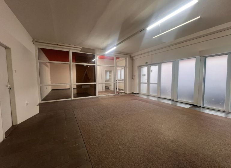 Na prenájom priestor 144m2 - Banská Bystrica, Zvolenská cesta - Obchodné priestory s presklenými priečkami a kobercovou podlahou.