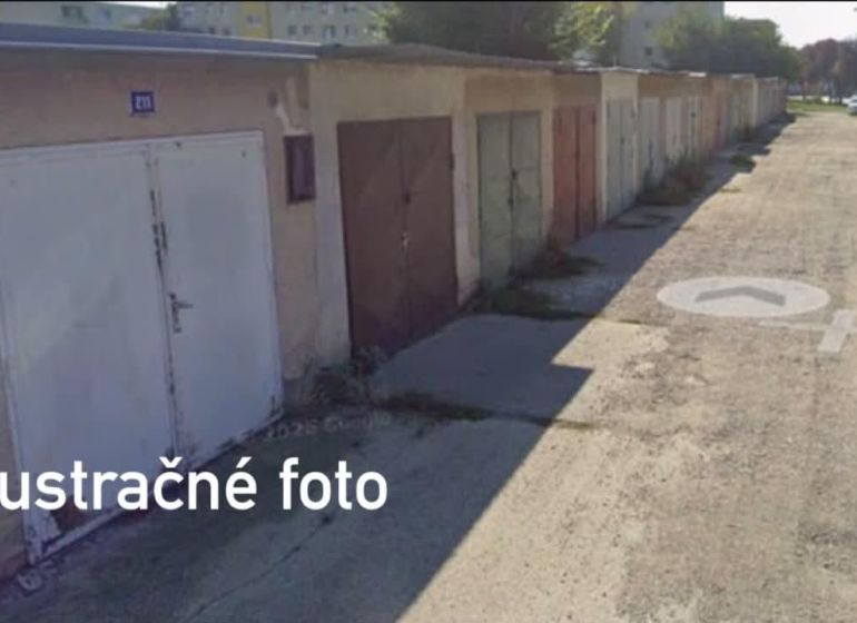 Predaj garáže, Dunajská Streda - Rada garáží v Dunajskej Strede s rôznofarebnými dverami na spevnenej ceste.