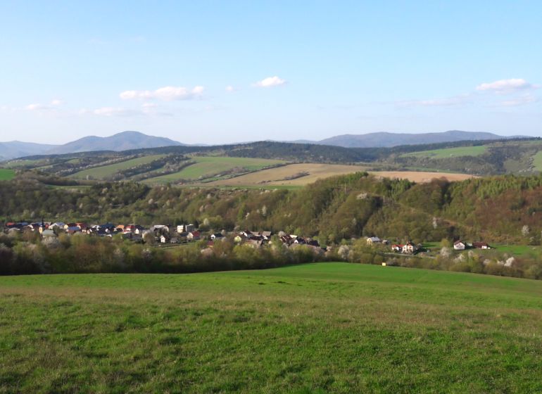 Bogliarka – 56.200 m2 ORNÁ PÔDA - Pohľad na poľnohospodárske a lesné pozemky v Bogliarke s kopcovitým horizontom a dedinou.