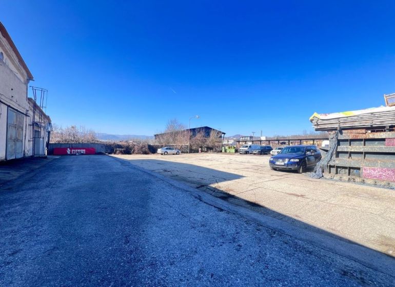 Na prenájom oplotené parkovisko 900 m²  - Banská Bystrica/časť Majer  - Parkovisko na Majerskej ceste v Banskej Bystrici, určené pre komerčné využitie.