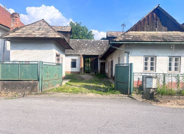 Na predaj vidiecky rodinný dom - Žarnovica/Brehy D045ZL - Rodinný dom v Brehoch, Nová Baňa, okres Žarnovica, s plechovou bránou a šindľovou strechou.