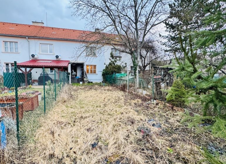 Na predaj 3 i byt so záhradou v Partizánskom – centrum - Záhrada pri dome na Rudolfa Jašíka v Partizánskom, vhodná pri 3-izbovom byte.