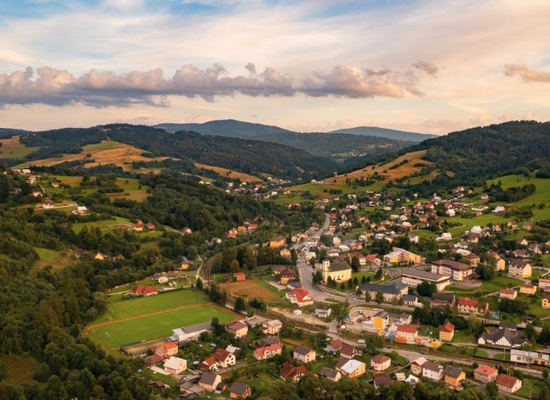 Skalité – 6.300 m2 ORNÁ PÔDA v pozemkových úpravách - Panoráma dediny Skalité s poľnohospodárskymi a lesnými pozemkami v malebnej prírode.