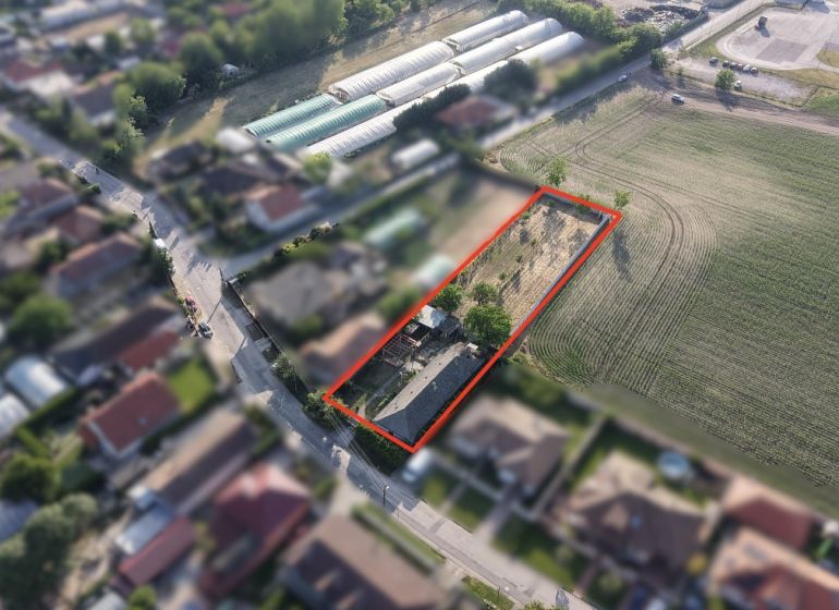 Rodinný dom s veľkým pozemkom v meste Nesvady  - Letecký pohľad na rodinný dom v Nesvadoch s priestranným pozemkom.
