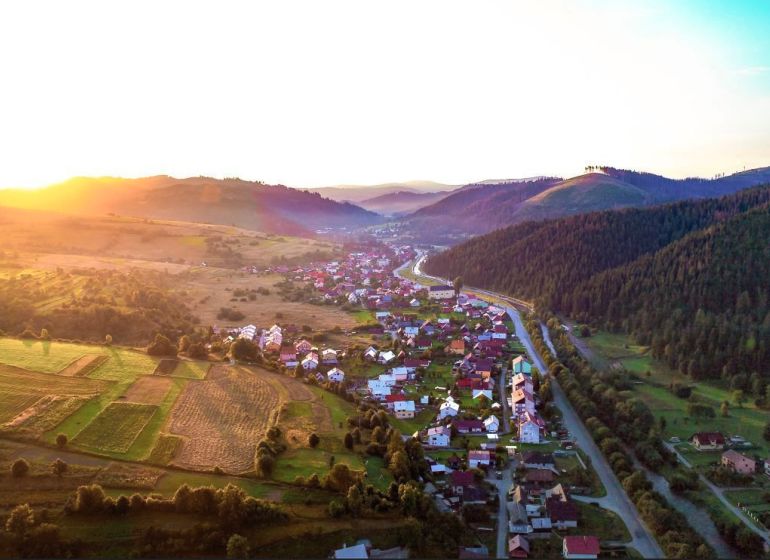 Nová Bystrica – 8.500 m2 ORNÁ PÔDA - Krajina v okolí Novej Bystrice s poľnohospodárskymi a lesnými pozemkami pri západe slnka.
