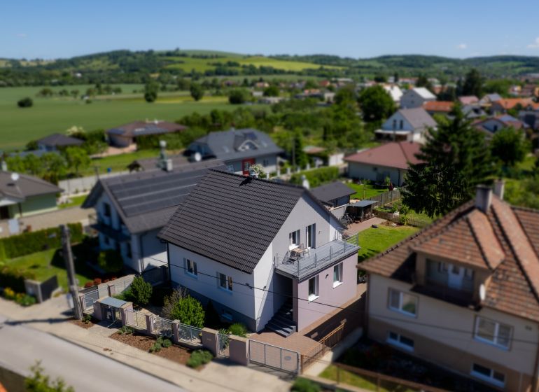 Predaj RD s pozemkom 1008 m2, Trenčín - Istebník - Rodinný dom na Jahodovej ulici v Trenčíne s terasou a upravenou záhradou.