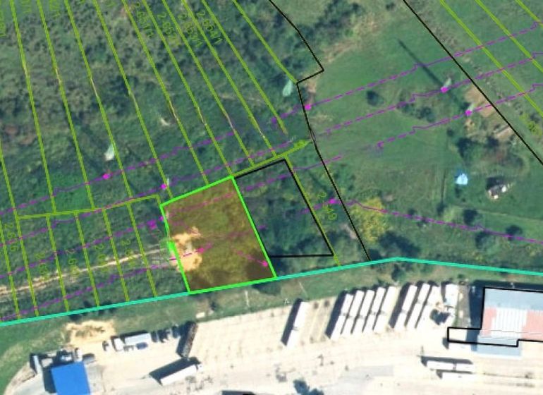 Na predaj pozemok 1106m2 - Banská Bystrica, Senica P314ZL - Letecký pohľad na rekreačné pozemky v okrese Banská Bystrica, s parcelným rozdelením.