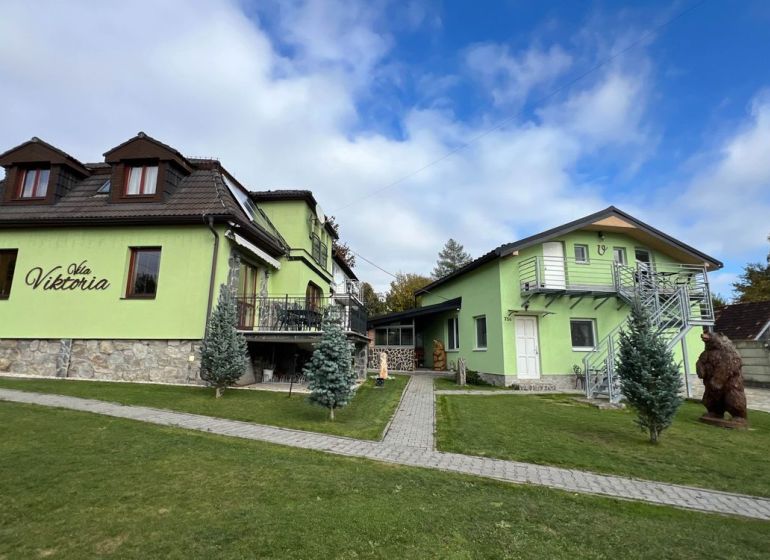 Na predaj penzion  – Štôla, Vysoké Tatry O560ZL - Vila v Štôle, okres Poprad, Prešovský kraj, Slovensko, so zelenou fasádou a starostlivo udržiavanou záhradou.