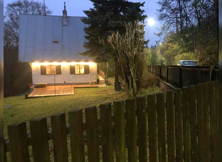 Exkluzívne na predaj, čarovný rodinný dom / chalupa v lone prírody - Rodinný dom v Horných Otrokovciach na ulici Horné Otrokovce s osvetlenou terasou a bránou.