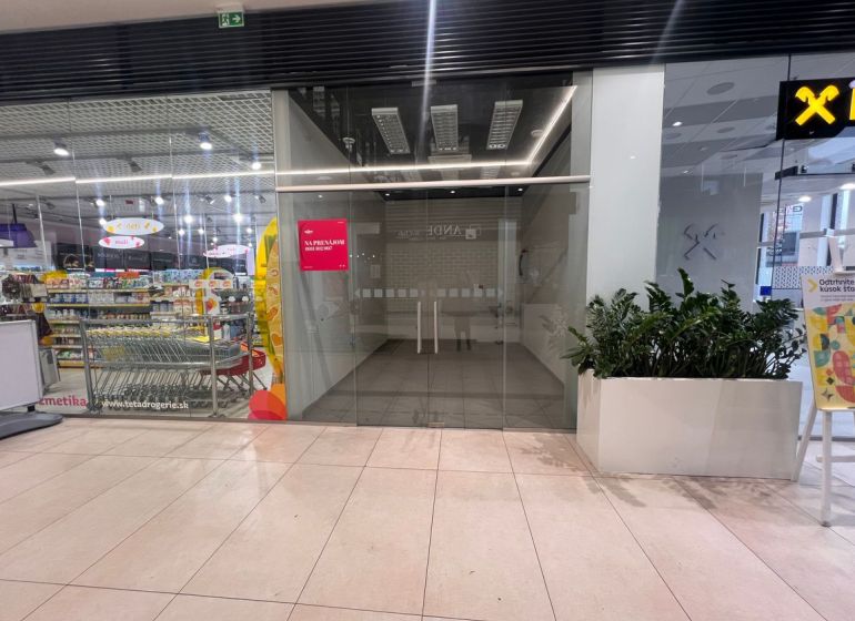 Na prenájom obchodný priestor 16,35m2 - Banská Bystrica/centrum NO099Z - Obchodné priestory s presklením a rastlinami, vedľa drogérie v nákupnom centre.