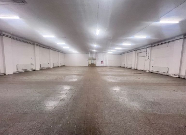 Na prenájom sklad 1474 m² s nakladacími rampami  - Banská Bystrica - Priestranný interiér Sklady a haly s osvetlením na strope a dlažbou na podlahe.