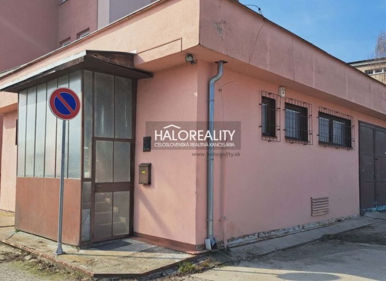 Predaj, kancelársky priestor 43m2 Senec, Kysucká ul.... - Exteriér budovy kancelárií v Senci s parkovacou zákazovou značkou a plechovými dverami.