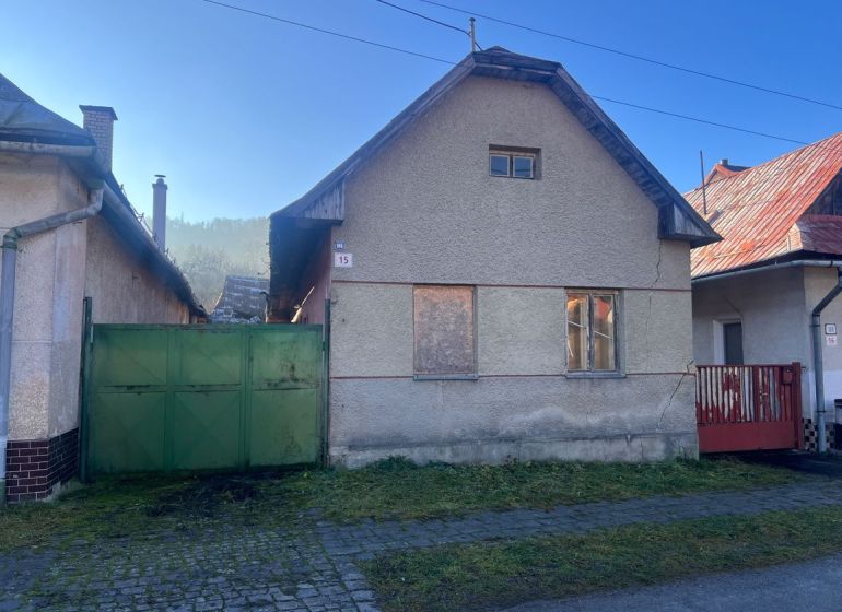 Na predaj rodinný dom - Ľubietová, Hrnčiarska ulica D600ZL - Rodinný dom na Hrnčiarskej ulici v Ľubietovej, okres Banská Bystrica, potrebuje rekonštrukciu strechy.