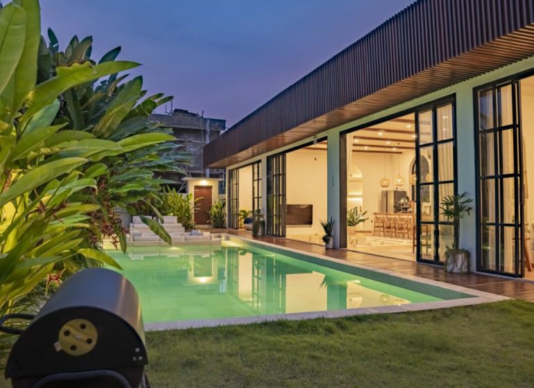 PREDAJ Unikátná 4KK Investičná zariadená vila s bazénom BALI-Jimbaran - Vila v Bali s osvetleným bazénom, terasou s dreveným dekorom a záhradou.