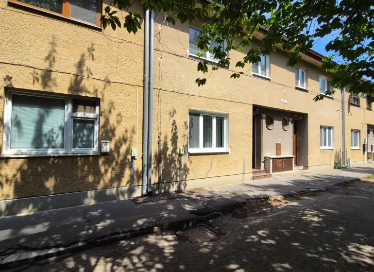 Tehlový 2-izbový byt s vlastným kúrením vo Vrbovom - Bytový dom na ulici J. Emanuela v meste Vrbové, ponúkajúci 2-izbové byty.