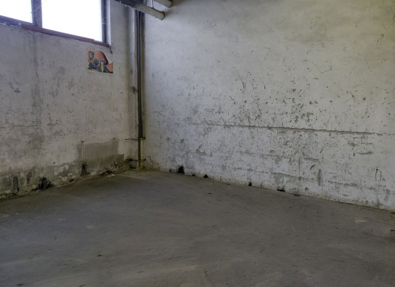 Prenájom skladu 38 m2 v Ružinove na Tomášikovej ul. - Priemyselný interiér s opotrebovanými stenami a šedou podlahou, Sklady a haly.