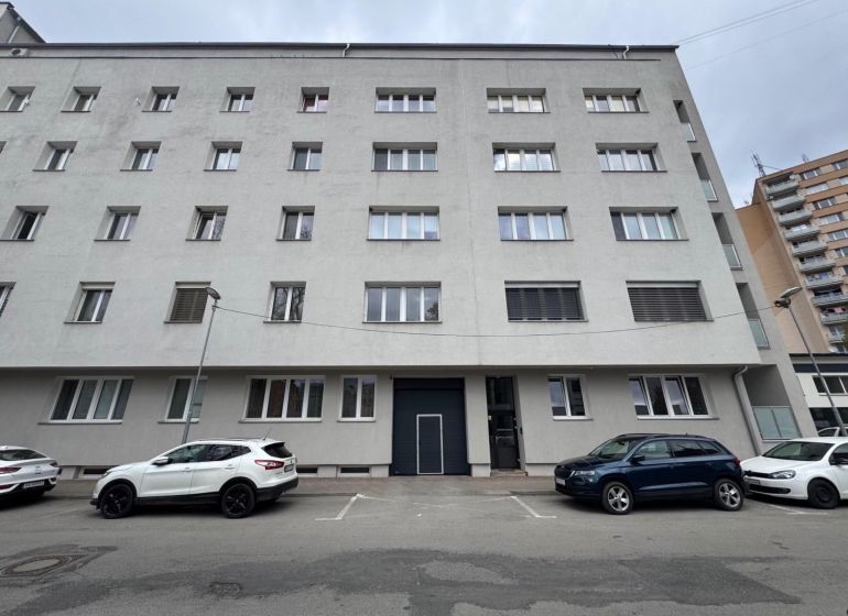 Prenájom 3-izbového bytu v centre Ružomberka - Päťposchodová bytová budova v Ružomberku s parkovaním; potenciál pre 3-izbový byt.