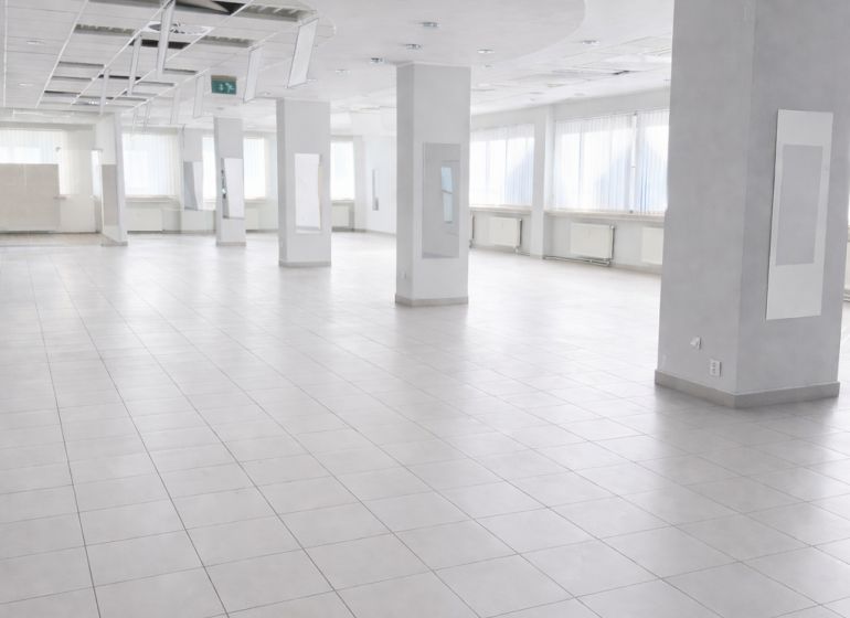 NA PRENÁJOM | Obchodný priestor v centre Galanty - 240 m² - Priestranné obchodné priestory s bielou podlahou a stĺpmi.