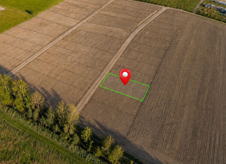 Slnečný pozemok, kde sa nebudete obmedzovať | 733 m² Dubová - Pohľad na pozemky pre bývanie v Dubovej s vyznačeným konkrétnym parcelným miestom.