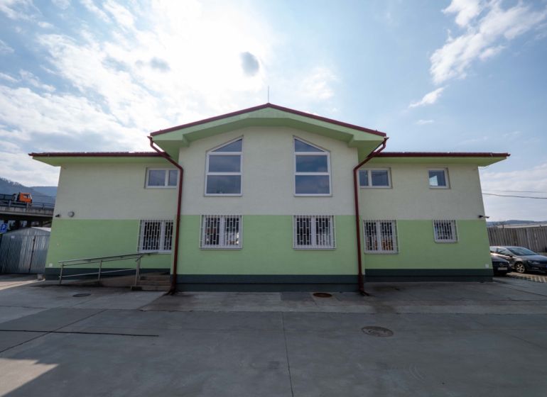 PREVÁDZKOVÝ AREÁL– HALA, ADMINISTRATÍVA, POZEMOK 1405 m² - B. Bystrica - Budova so zelenou fasádou, parkovisko, Stavebná, Majer, Banská Bystrica, Zvláštne nehnuteľnosti.