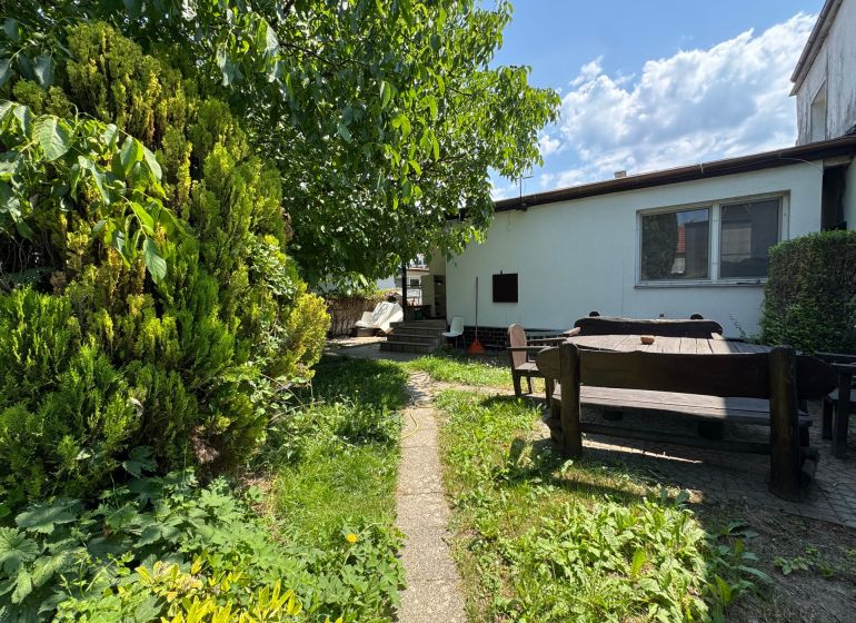Na predaj zaujímavá nehnuteľnost na skok od Eurovea v k.ú. Nivy  - Záhrada rodinného domu v Bratislave - Ružinove na Sennej ulici s dreveným posedením.