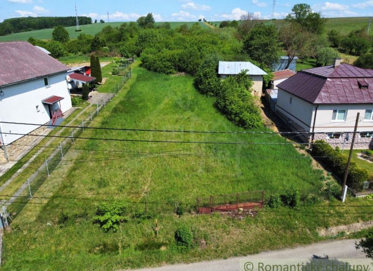 Slnečný stavebný pozemok 1 186 m² - Karná | možnosť dokúpiť 1 ha - Pozemok na bývanie v Karnej, ohraničený susednými domami a zeleňou.