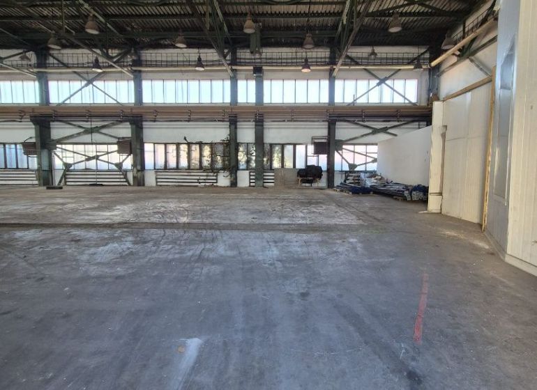 Prenájom skladu / výrobnej haly – 365 m², Galanta - V interiéri skladov a hál dominuje priestranná betónová plocha a oceľové konštrukcie.