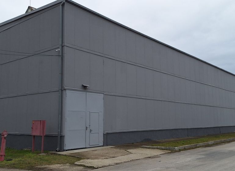 Prenájom skladovej / výrobnej haly – 720 m², Galanta - Sklady a haly na Priemyselnej ulici v Galante, priestranná sivá budova s priemyselným vzhľadom.