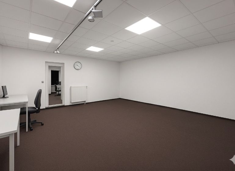 Prenájom Kancelárie 110 m² v centre Ružomberka - Priestranné Kancelárie s bielymi stenami, hnedým kobercom a minimalistickým zariadením.