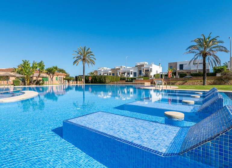 2-izb. bungalov so záhradou, Cala Murada, Mallorca - Bazén pri rekreačnom apartmáne v Cala Murada na Malorke s palmami a ležadlami.