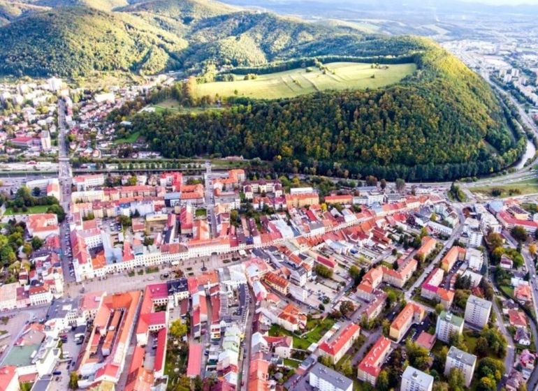 DOSTALI SME DOPYT! Hľadáme pre klienta 2i byt do 170.000€, B. Bystrica - Letecký pohľad na Banskú Bystricu s krásnou panorámou a hľadanie 3-izbového bytu.