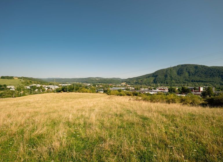 Na predaj stavebný pozemok pre rodinné domy – Banská Bystrica P306ZL - Krajina s lúkami a kopcami na Partizánskej ceste v Banskej Bystrici, vhodná na pozemky - bývanie.
