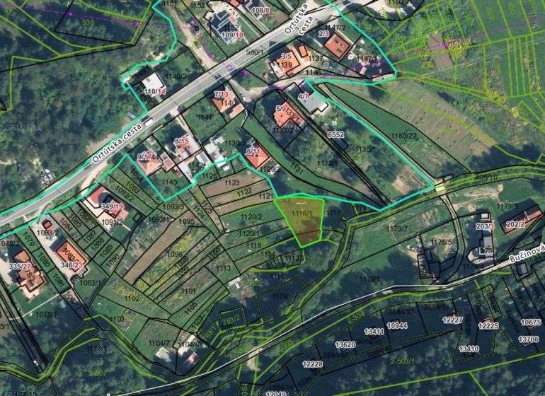Exkluzívne na predaj záhrada - Malachov P017ZL - Katastrálna mapa s vyznačenými parcelami a cestami v oblasti Záhrady, Malachov.