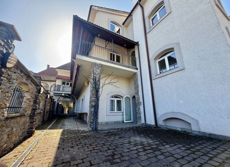 Reprezentatívny meštiansky dom s parkovaním v centre Banskej Bystrice  - Dvorec zvláštnych nehnuteľností v Banskej Bystrici s kamennými detailmi a obrubníkovou dlažbou.