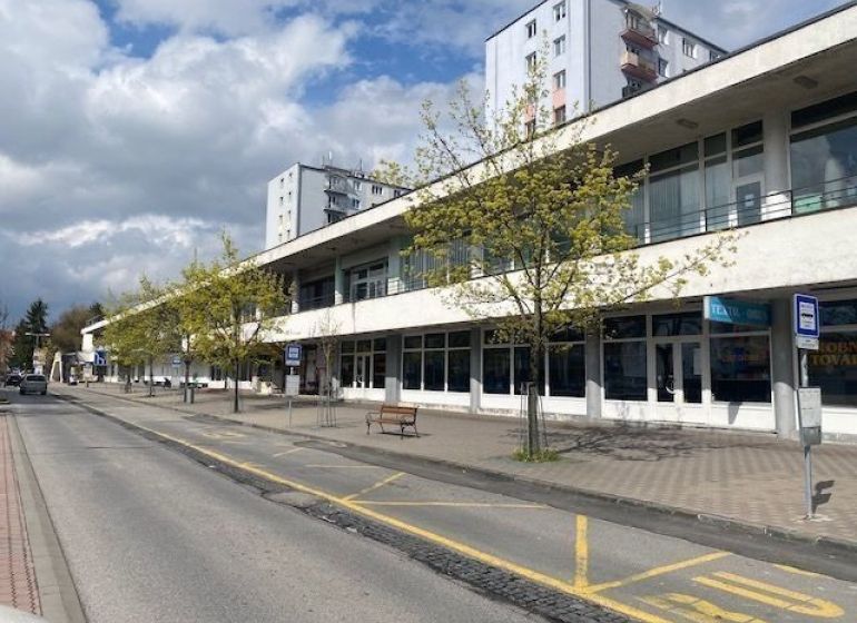 Na prenájom obchodný priestor - Zvolen/centrum NO044ZL - Obchodné priestory v Centre mesta Zvolen, pri ceste s alejou stromov a parkovaním.
