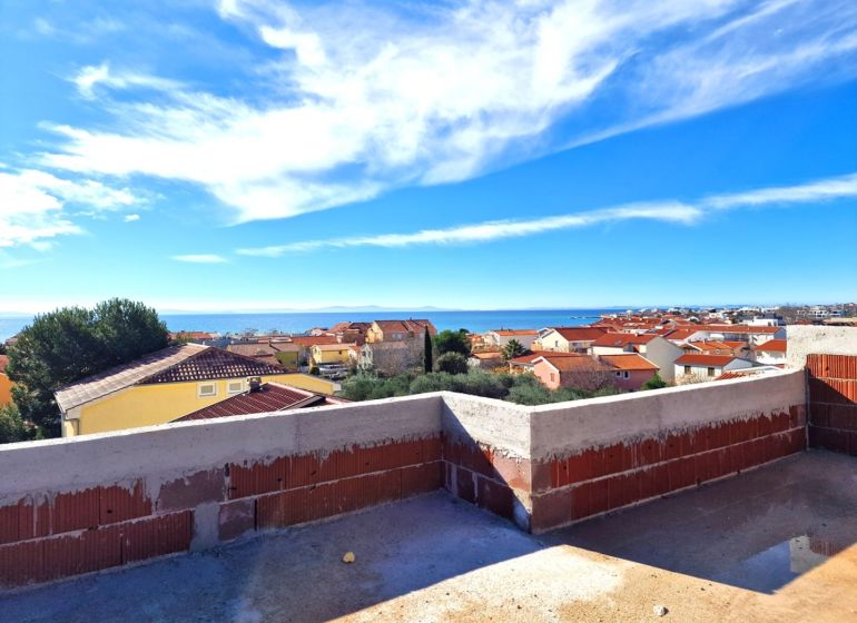 CHORVÁTSKO - 3 izbové apartmány PRIVLAKA, ZADAR - Výhľad z terasy 3-izbového bytu v Privlake na more a strechy domov.
