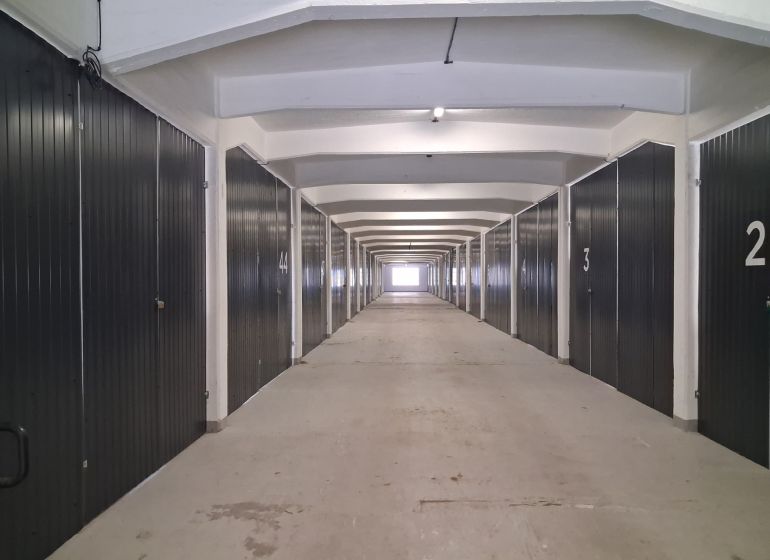 Na prenájom skladové priestory od 25 m2 Trnava Coburgova - Dlhá chodba s garážovými boxmi v skladoch a halách.