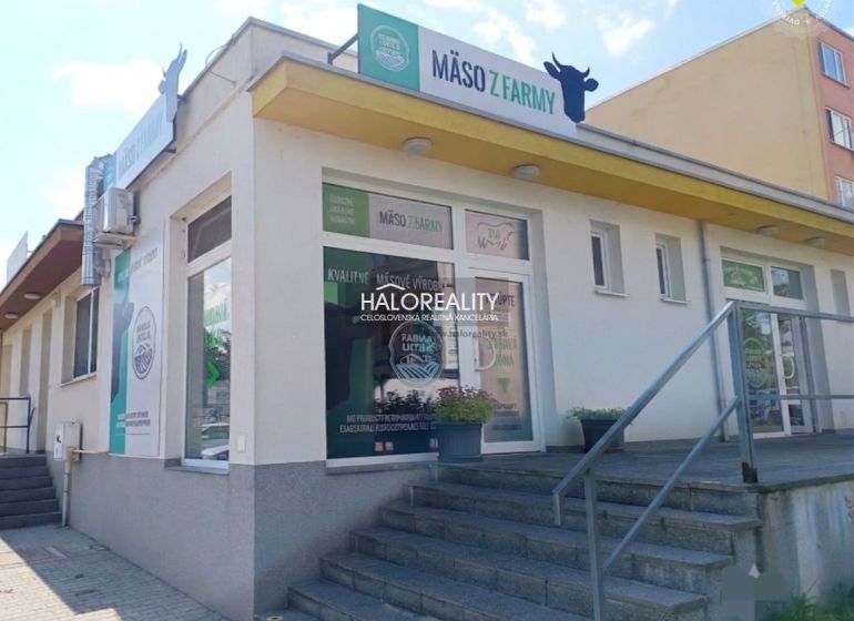 Prenájom, obchodný priestor Žiar nad Hronom - EXKLUZ... - Obchodné priestory v Žiari nad Hronom s reklamami na mäso z farmy a vstupným schodiskom.
