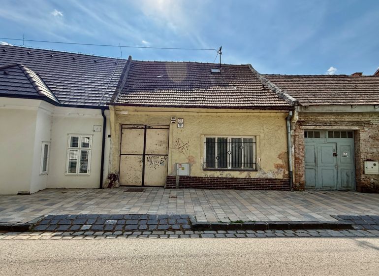 BÝVAJ, PODNIKAJ, INVESTUJ v historickom centre, Pekárska ul., Trnava - Rodinný dom na Pekárskej ulici v Trnave s tradičnou fasádou a staršou strechou.