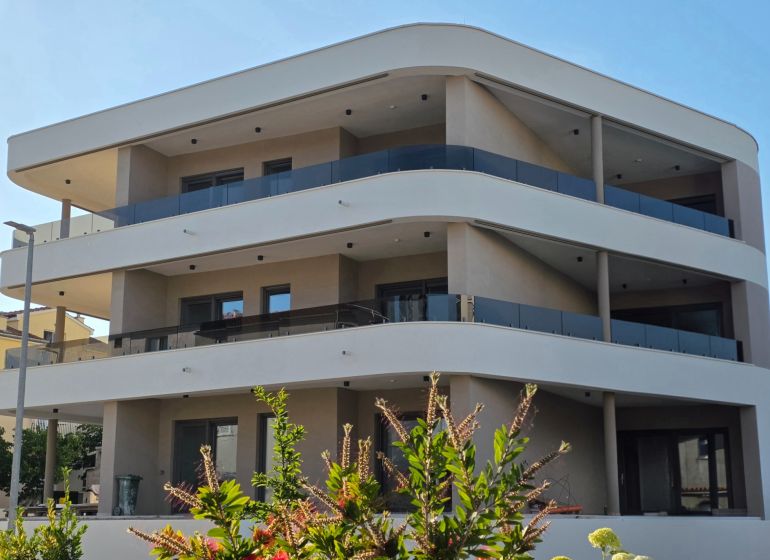 CHORVÁTSKO - Apartmány 140 m od pláže (3i) - VODICE - Moderná budova v meste Vodice s možnosťou 3-izbového bytu, obklopená zeleňou.