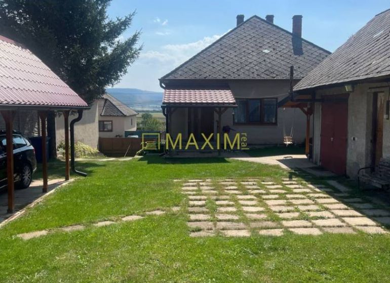 Pekný 3 izbový rodinný dom s veľkým pozemkom v Prievaloch - Rodinný dom v Prievaloch s priestranným dvorom a dielňami, ideálny pre rodinný život.