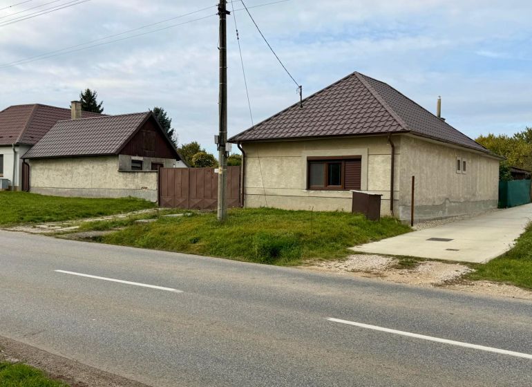 PREDAJ - Veľký rodinný dom s krásnym pozemkom – Pata (20 km od Nitry) - Rodinný dom na ulici Hlohovecká v obci Pata s hnedou sedlovou strechou.